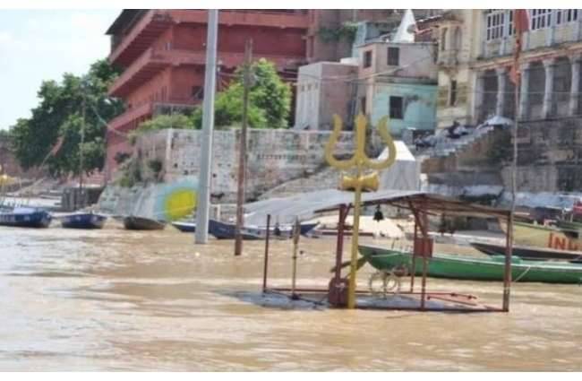 यूपी में बाढ़ का कहर जारी, वाराणसी में अस्सी घाट की गलियों में चल रहे नाव – आज तक
